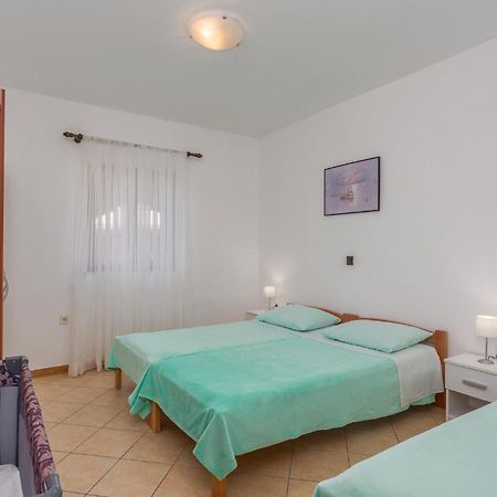 2 Bedroom Beautiful Apartment In Omišalj Exteriér fotografie