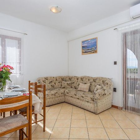 2 Bedroom Beautiful Apartment In Omišalj Exteriér fotografie