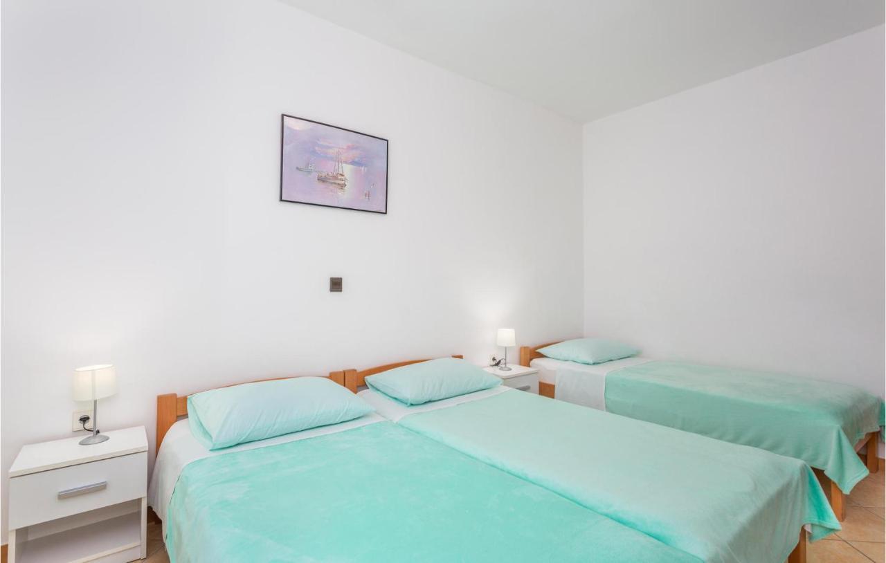 2 Bedroom Beautiful Apartment In Omišalj Exteriér fotografie