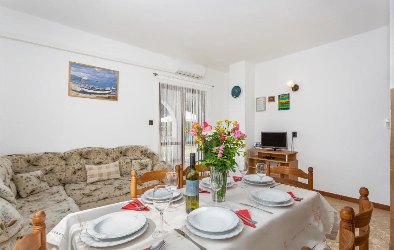 2 Bedroom Beautiful Apartment In Omišalj Exteriér fotografie