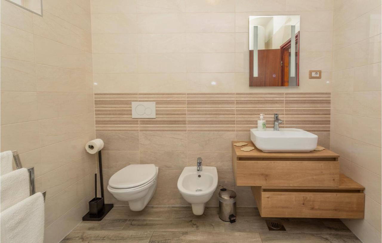 2 Bedroom Beautiful Apartment In Omišalj Exteriér fotografie