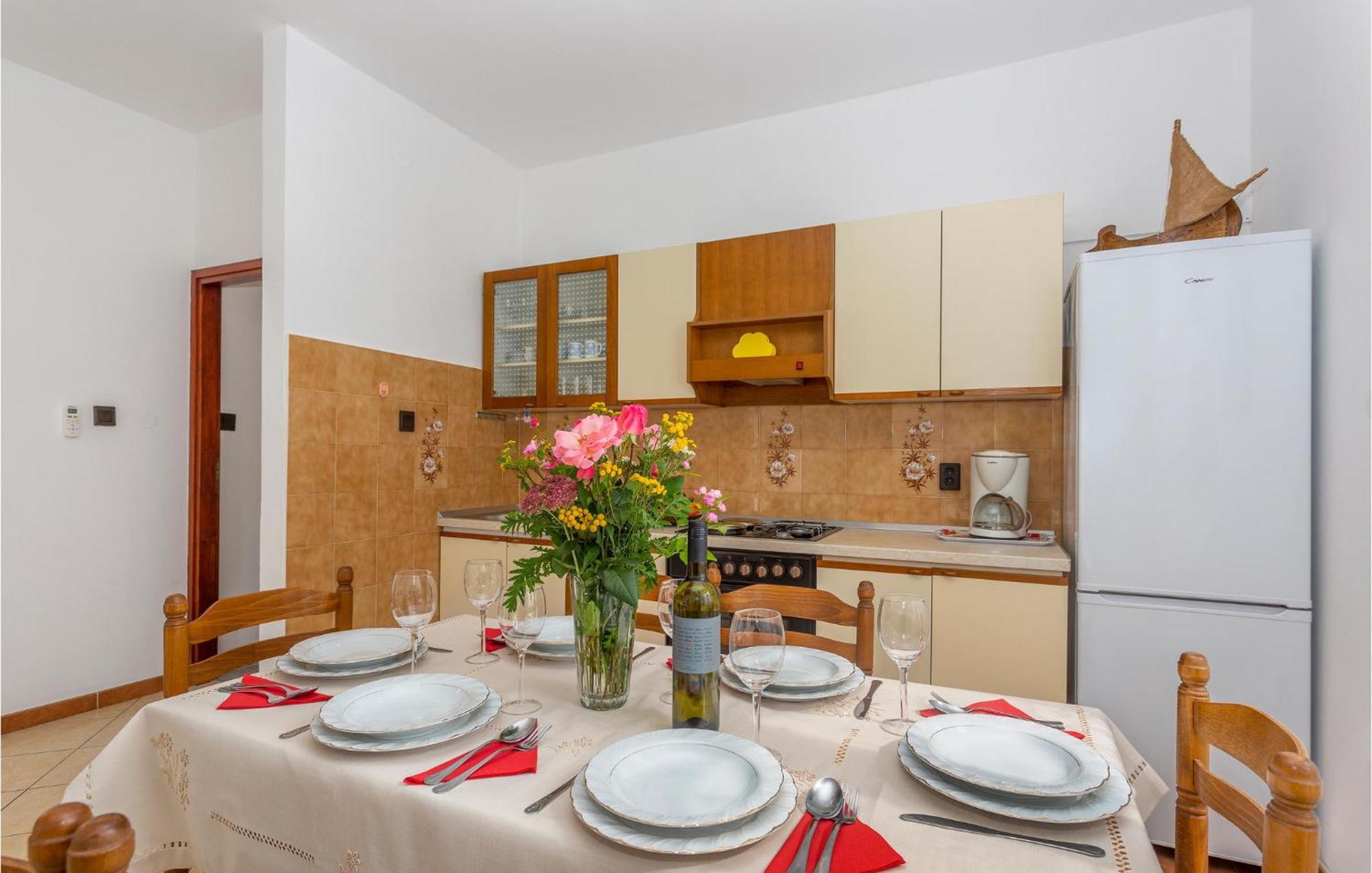 2 Bedroom Beautiful Apartment In Omišalj Exteriér fotografie