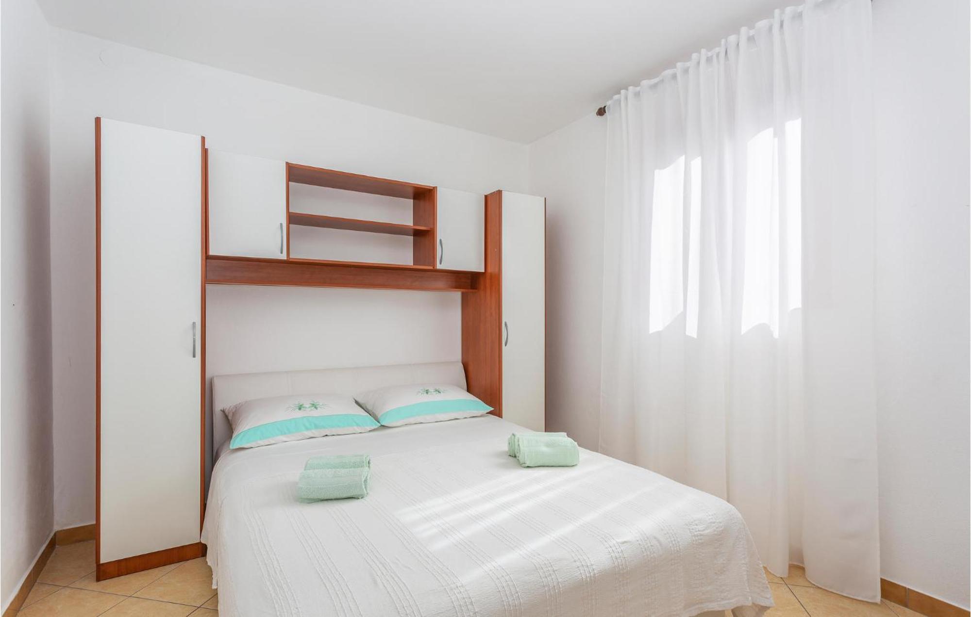 2 Bedroom Beautiful Apartment In Omišalj Exteriér fotografie