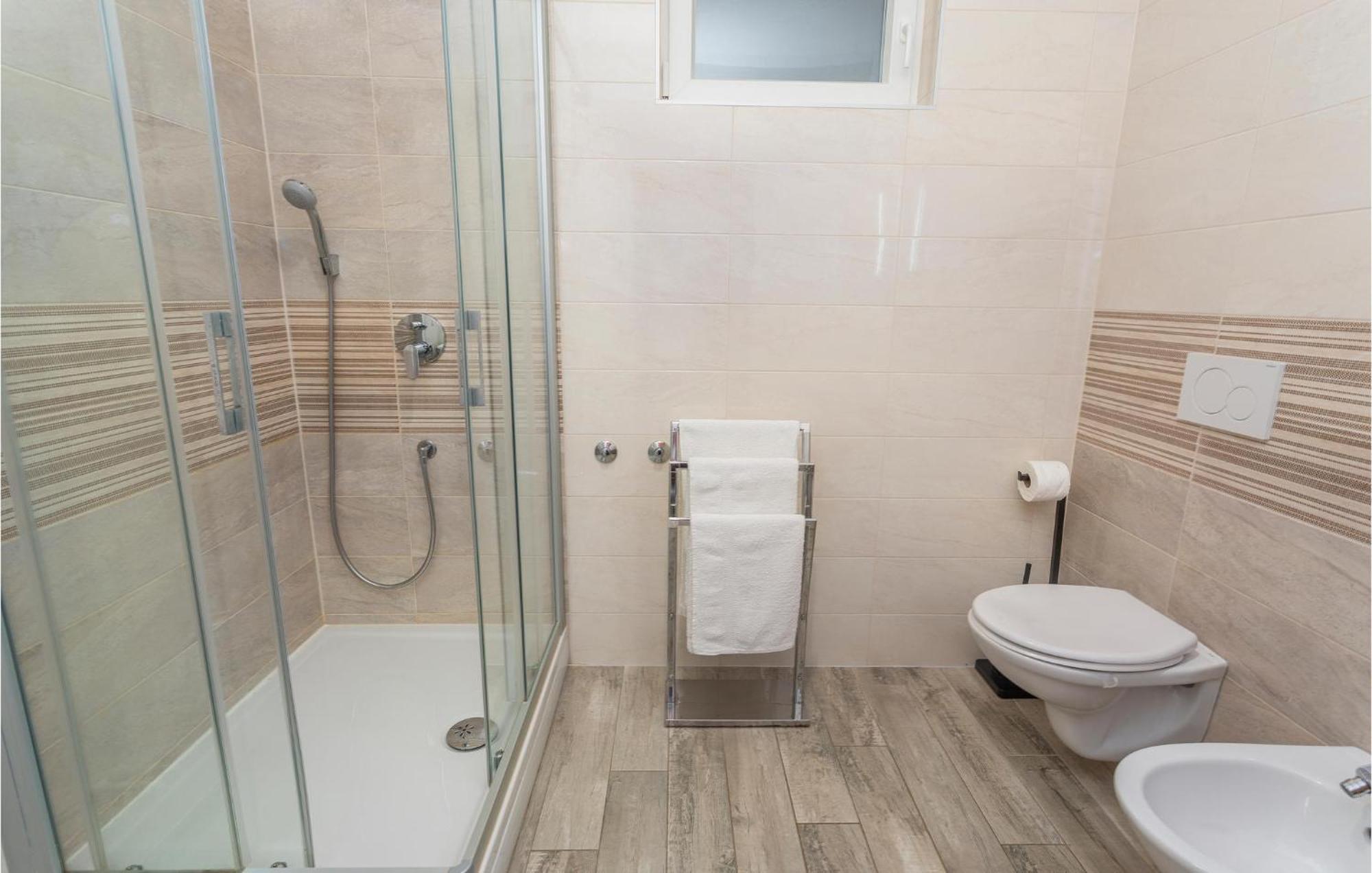 2 Bedroom Beautiful Apartment In Omišalj Exteriér fotografie