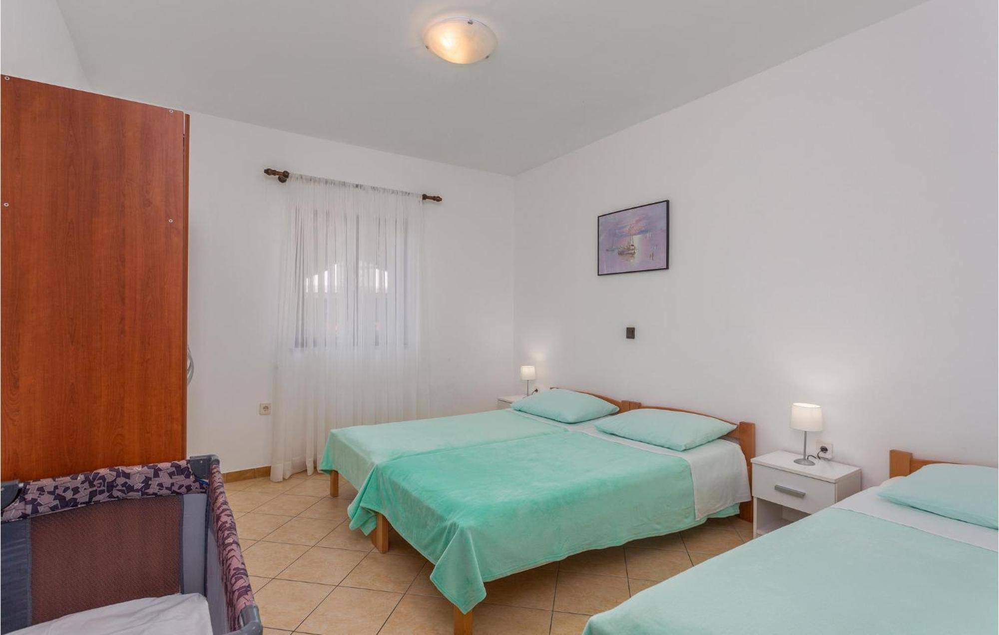 2 Bedroom Beautiful Apartment In Omišalj Exteriér fotografie