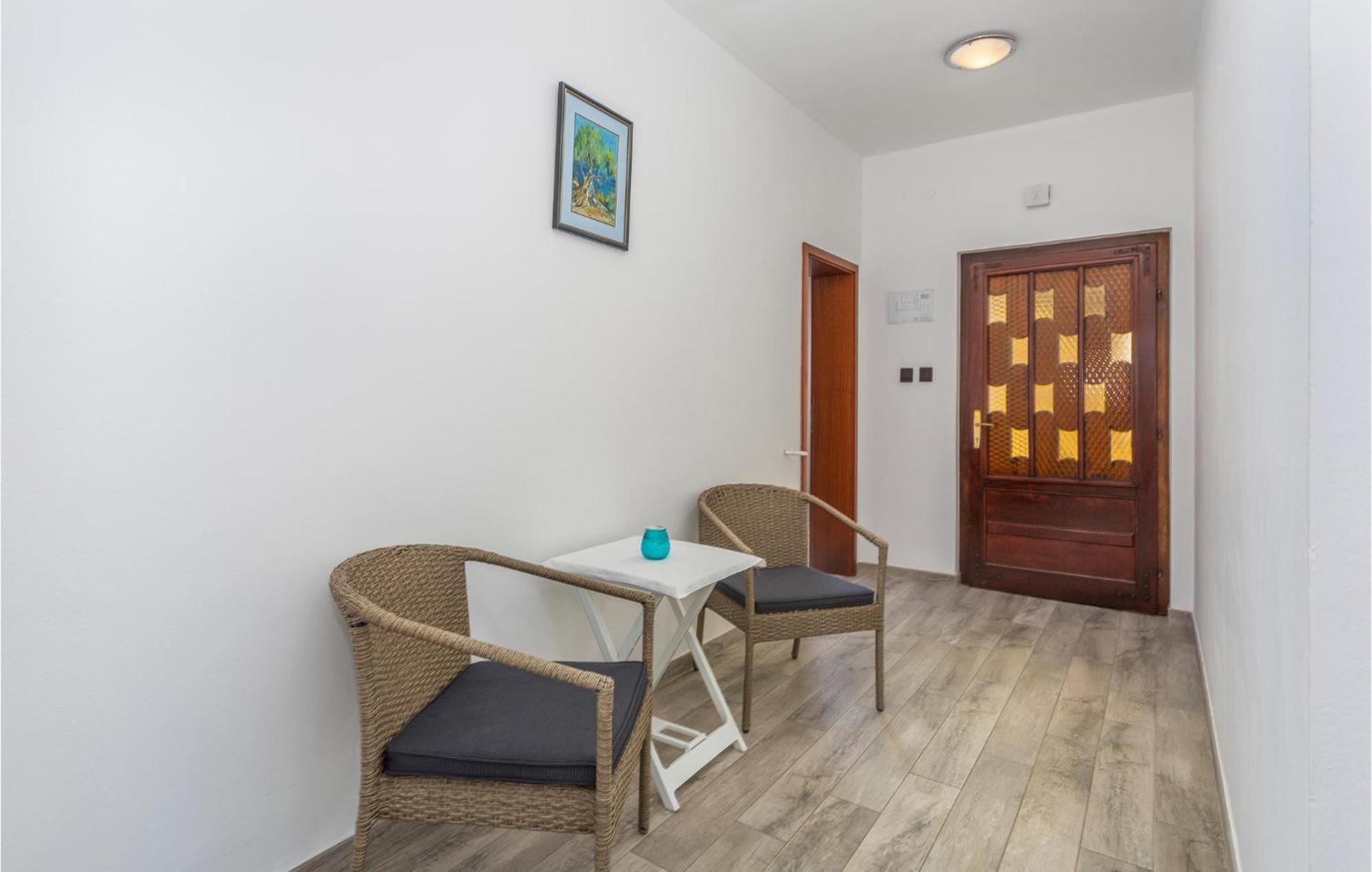 2 Bedroom Beautiful Apartment In Omišalj Exteriér fotografie