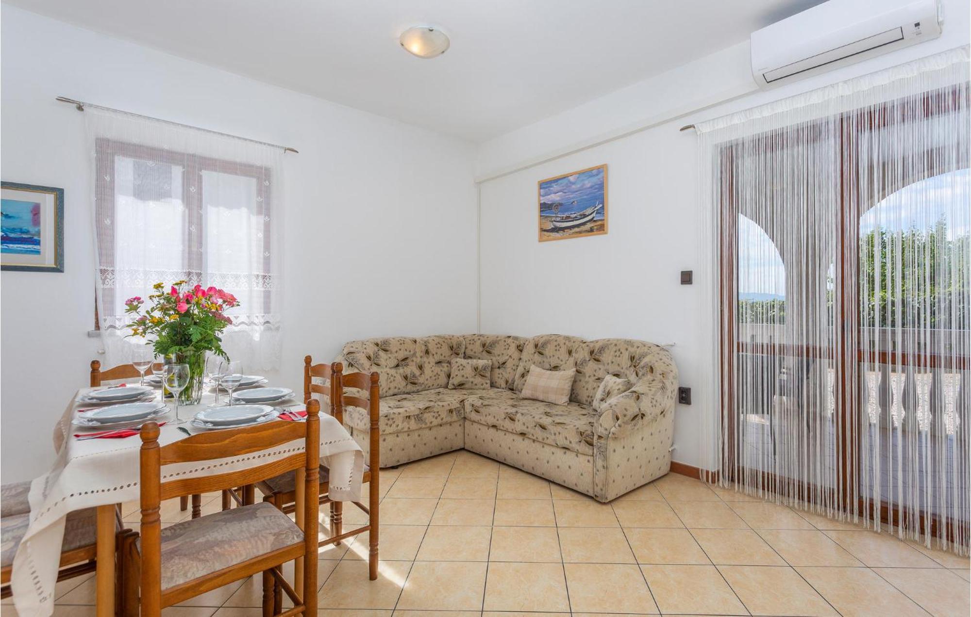 2 Bedroom Beautiful Apartment In Omišalj Exteriér fotografie