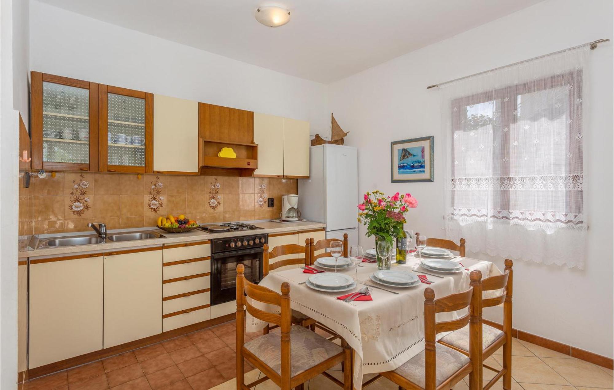 2 Bedroom Beautiful Apartment In Omišalj Exteriér fotografie