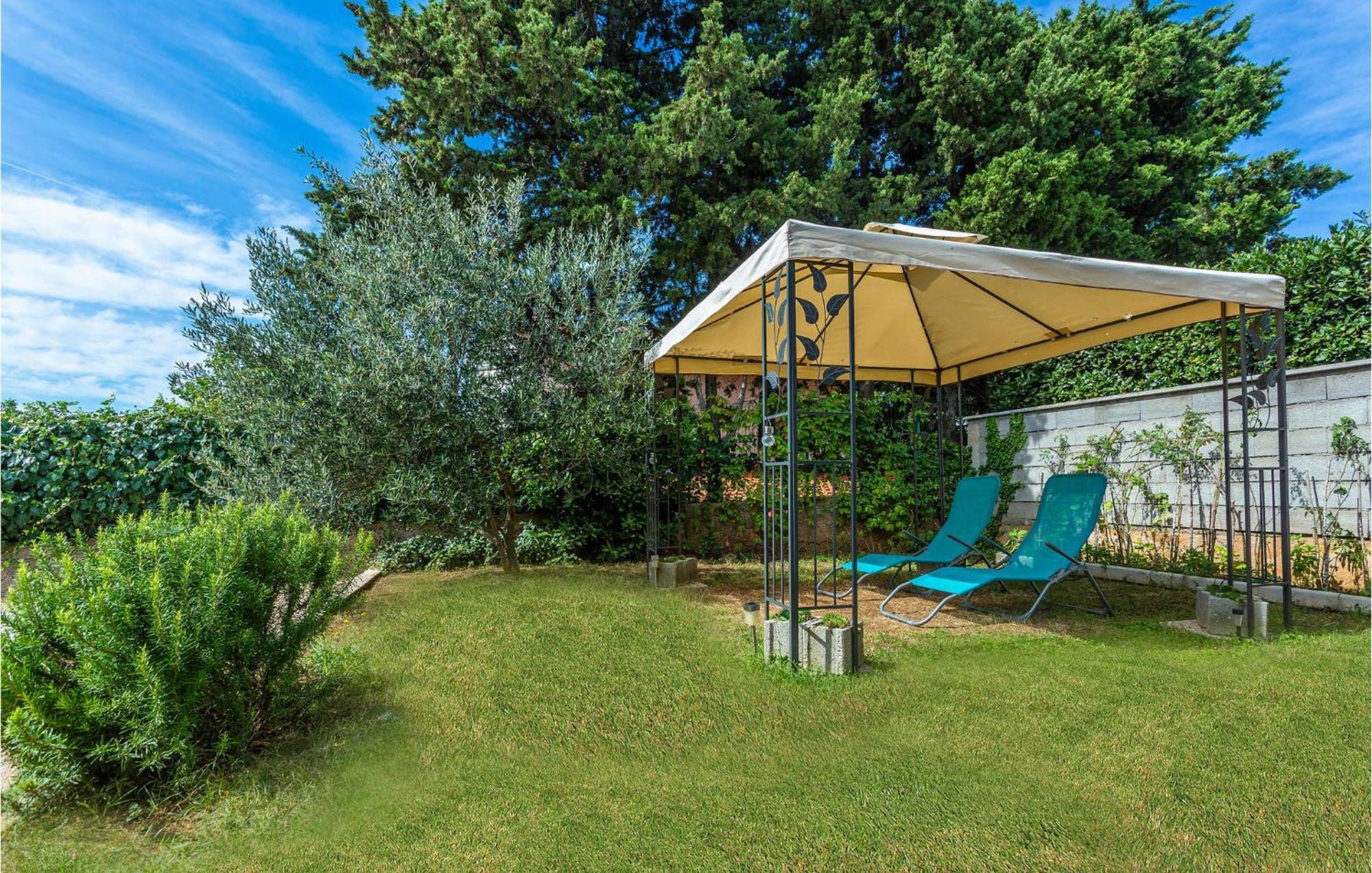 2 Bedroom Beautiful Apartment In Omišalj Exteriér fotografie